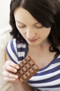 Femme regardant la barre de chocolat