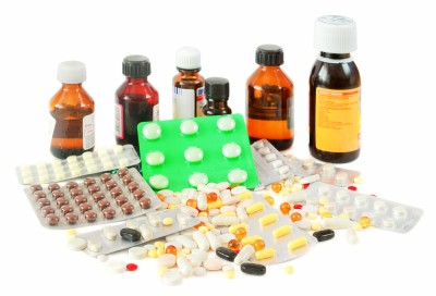 Divers flacons de médicaments et pilules avec un fond blanc