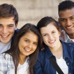 Groupe de quatre amis souriant