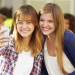 Deux filles souriant et prenant un selfie